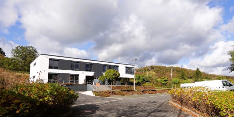 Parkplatz und Außenansicht