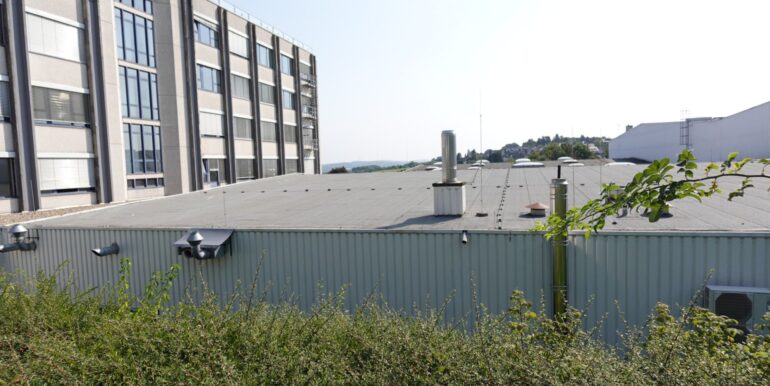 Bürogebäude mit Hallen