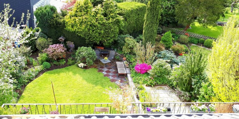 Blick in den Garten mit zwei Terrassen