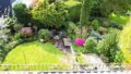 Blick in den Garten mit zwei Terrassen